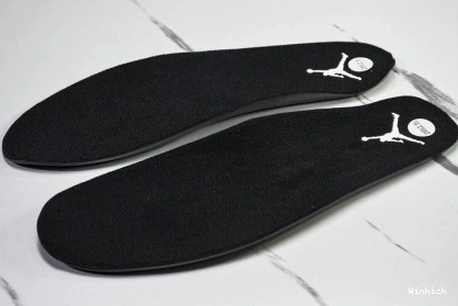 AIR 'WHITE JORDAN RETRO THUNDER' FQ8138-001 4 1023